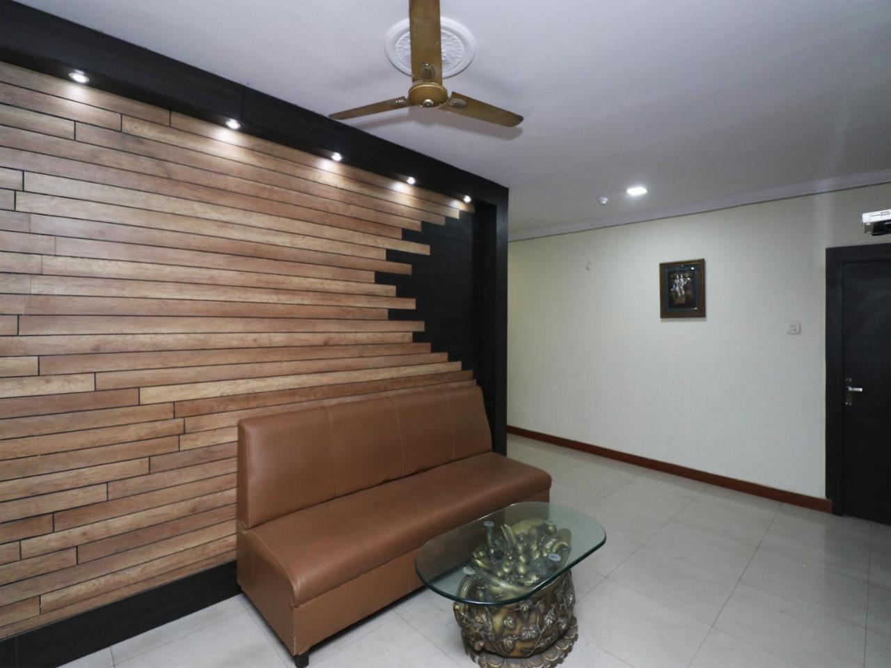 Oyo 23009 Maxx Lucknow