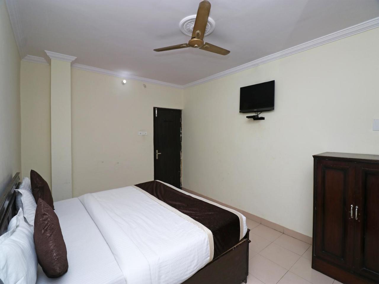 Oyo 23009 Maxx Hotel