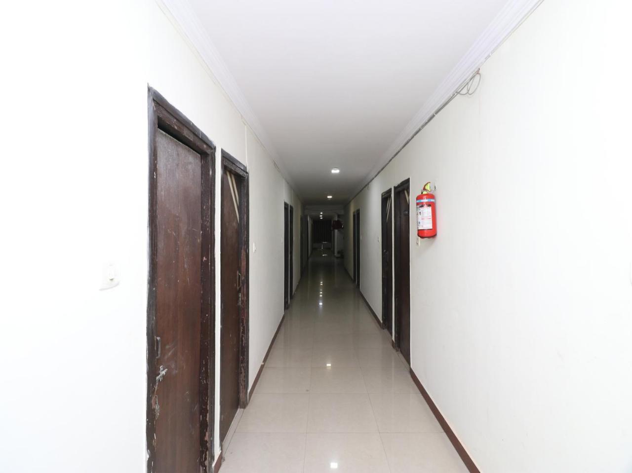 Oyo 23009 Maxx Hotel